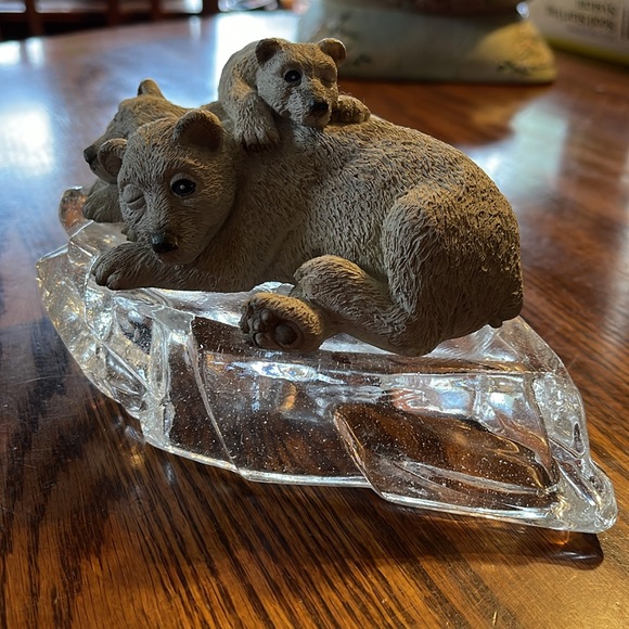 Polar bears on an iceberg - Picture 4 of 4